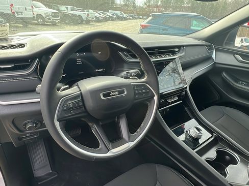 Used 2024 Jeep Grand Cherokee Laredo X image 25