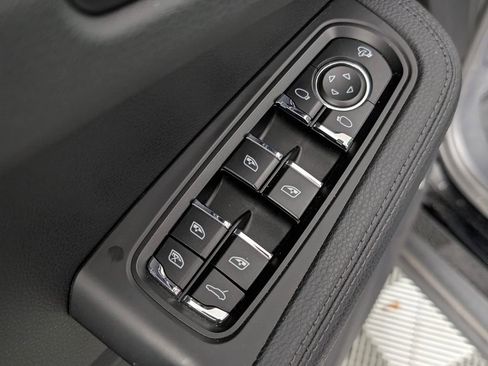 Certified 2025 Porsche Macan image 25