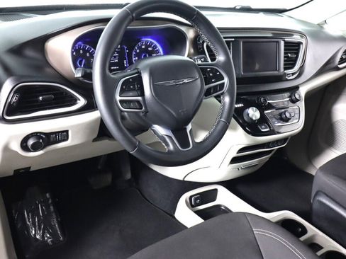 Used 2022 Chrysler Voyager LX image 9