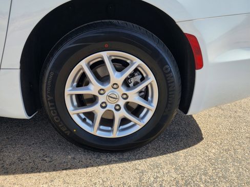 Used 2024 Chrysler Pacifica Touring-L FWD image 8