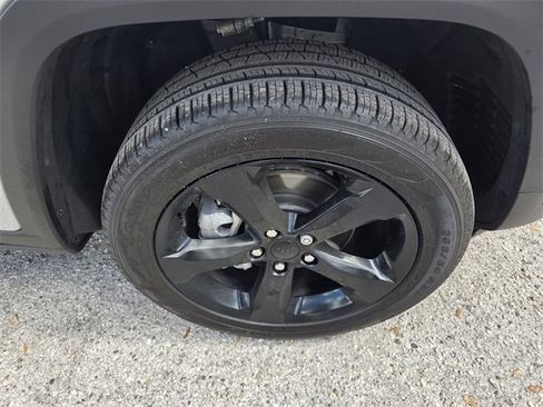 Certified 2025 Jeep Grand Cherokee Limited w/ Black Appearance Package image 18