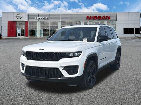 Used 2024 Jeep Grand Cherokee Altitude AWD/4WD image 3