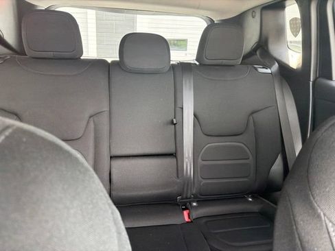 Used 2018 Jeep Renegade Latitude w/ Cold Weather Group AWD/4WD image 11