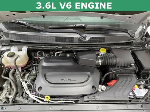 Used 2024 Chrysler Pacifica Touring-L image 16