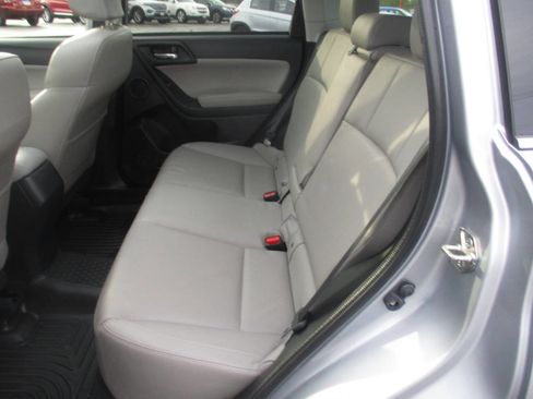 Used 2018 Subaru Forester 2.5i Limited AWD/4WD image 9