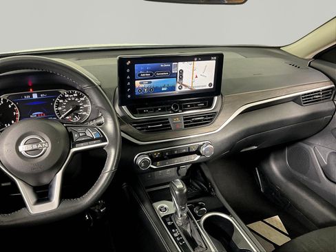 Certified 2024 Nissan Altima 2.5 SV w/ SV Premium Package FWD image 9