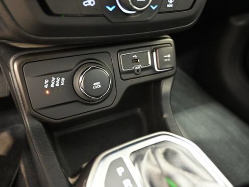 Used 2019 Jeep Renegade Limited w/ LED Lighting Group AWD/4WD image 20