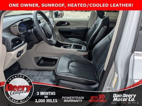 Used 2024 Chrysler Pacifica Limited image 2