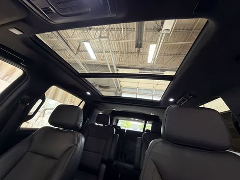 Used 2022 Chevrolet Tahoe Z71 w/ Luxury Package AWD/4WD image 23