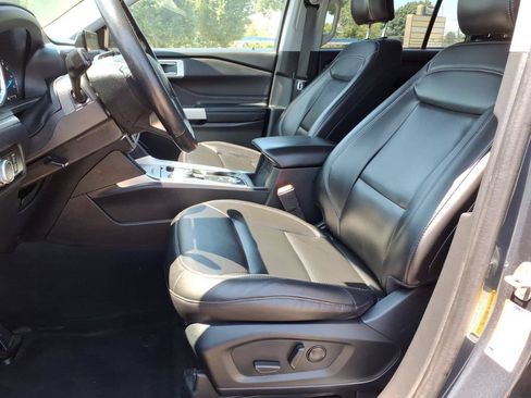 Used 2022 Ford Explorer XLT w/ Equipment Group 202A AWD/4WD image 12