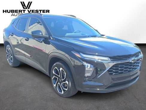 Used 2025 Chevrolet Trax RS w/ Sunroof Package FWD image 4