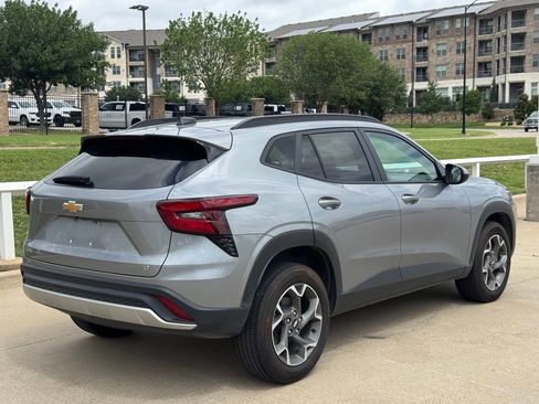 Certified 2025 Chevrolet Trax LT FWD image 4