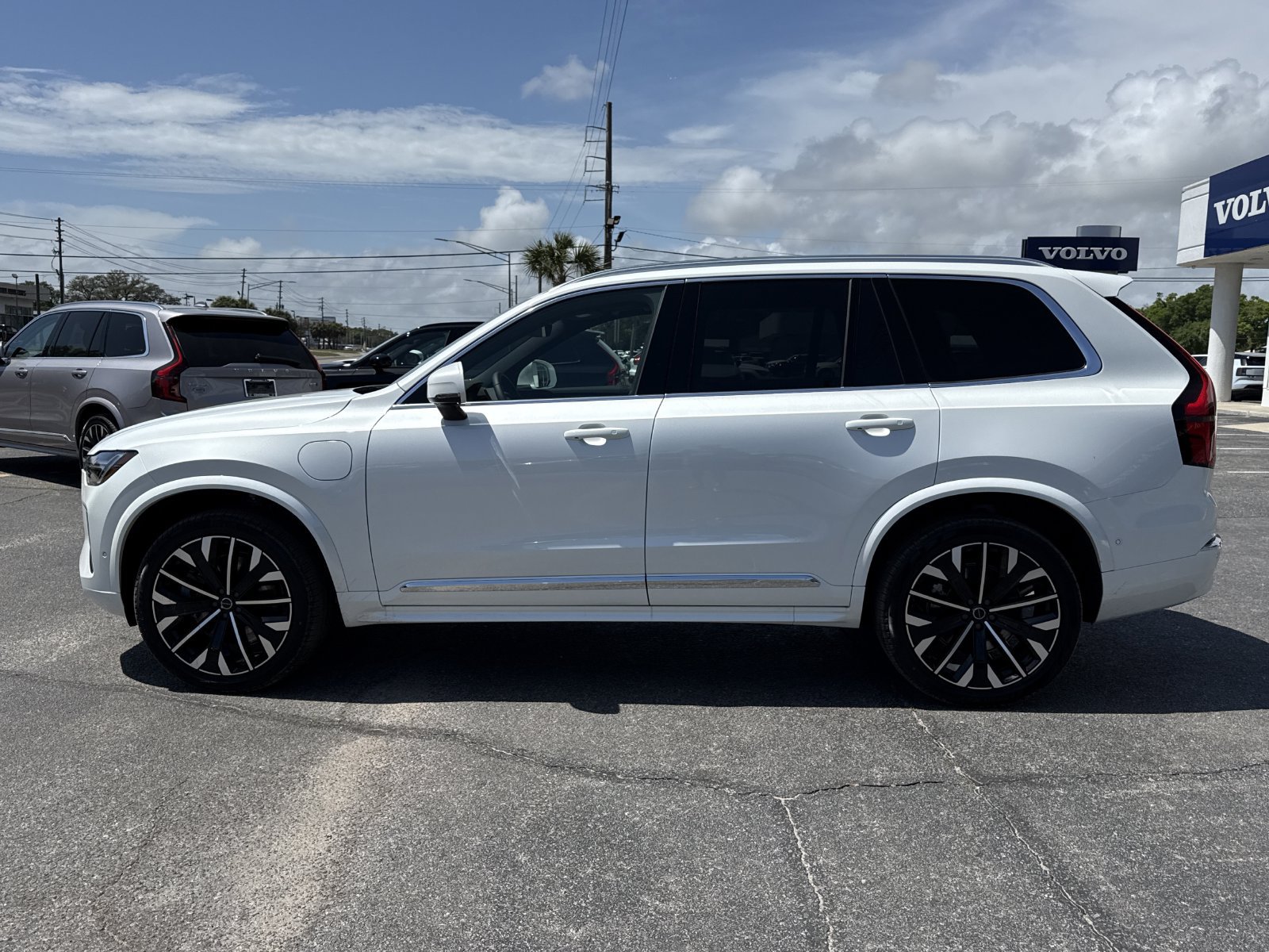 New 2026 Volvo XC90 T8 Plus w/ Protection Package Premier AWD/4WD image 2