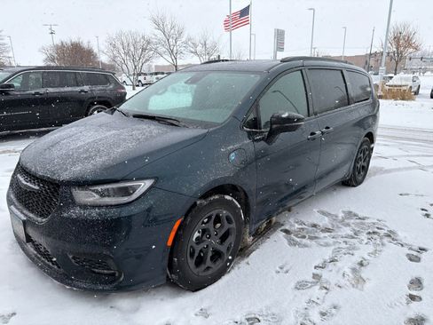 Used 2024 Chrysler Pacifica Premium image 7