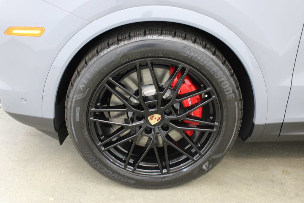 Used 2025 Porsche Cayenne S AWD/4WD image 13