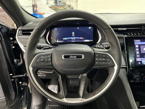 Used 2023 Jeep Grand Cherokee Altitude AWD/4WD image 15