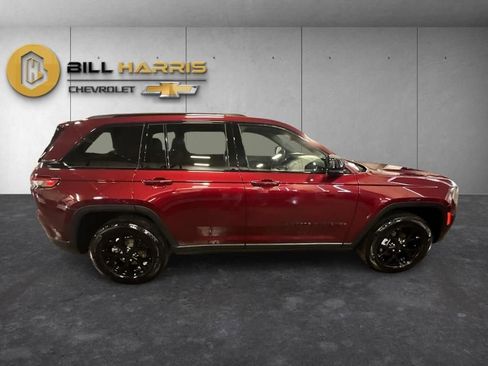 Used 2024 Jeep Grand Cherokee Altitude AWD/4WD image 10