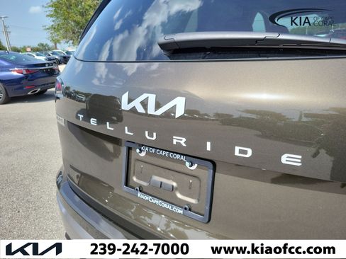 Certified 2025 Kia Telluride SX w/ SX Captain's Chair Package FWD image 9