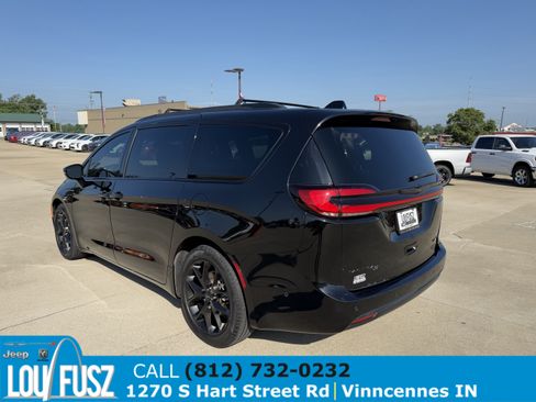 Used 2024 Chrysler Pacifica Limited w/ S Appearance Package FWD image 5