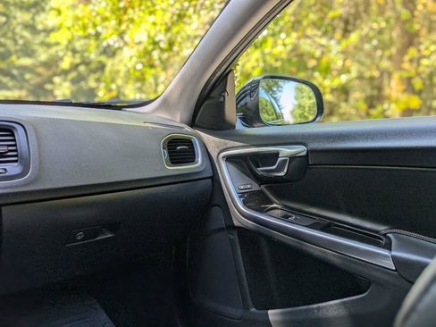 Used 2017 Volvo S60 T5 Cross Country Platinum image 19