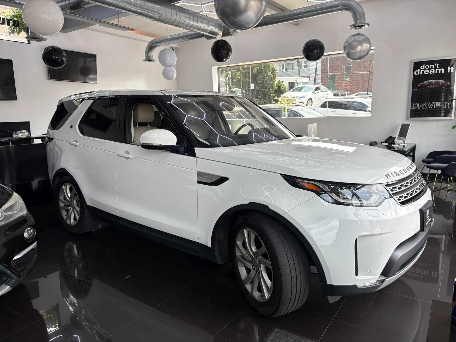 Used 2017 Land Rover Discovery HSE AWD/4WD image 3