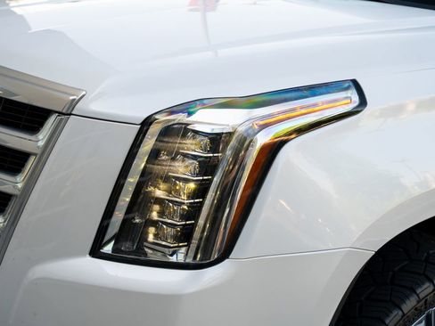 Used 2017 Cadillac Escalade Premium Luxury AWD/4WD image 24