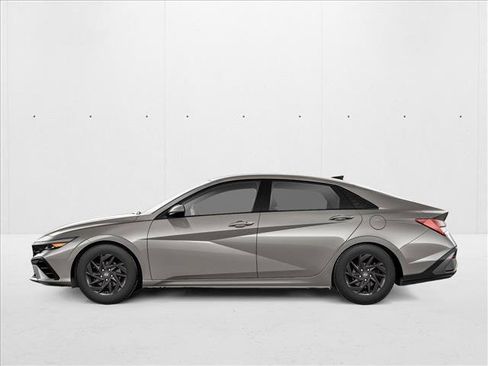 Used 2025 Hyundai Elantra Sport FWD image 2