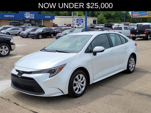 Used 2025 Toyota Corolla LE FWD image 2