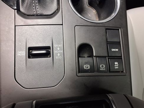 Used 2023 Toyota Highlander XLE image 19