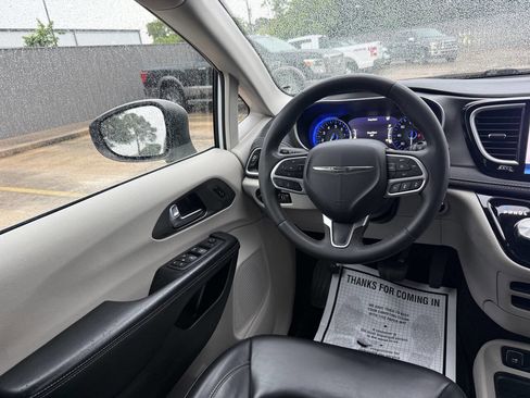 Used 2023 Chrysler Pacifica Touring-L FWD image 18