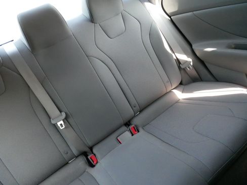Used 2022 Hyundai Elantra SE FWD image 14