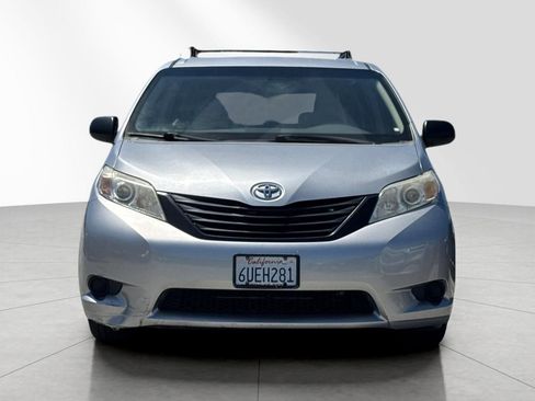 Used 2012 Toyota Sienna w/ Towing Pkg FWD image 9