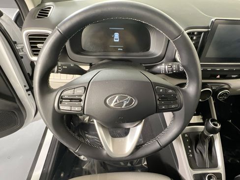 Used 2024 Hyundai Venue SEL image 11
