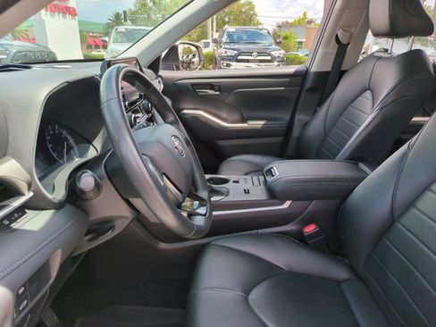 Used 2021 Toyota Highlander XLE FWD image 16