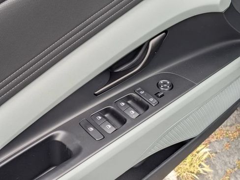 Used 2025 Hyundai Elantra Limited FWD image 16