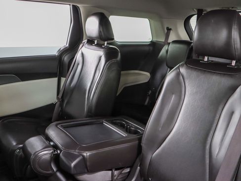 Used 2023 Kia Carnival LX FWD image 24