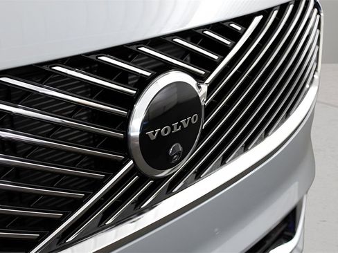 New 2025 Volvo XC90 T8 Plus w/ Protection Package Premier image 9