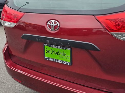 Used 2011 Toyota Sienna w/ Towing Pkg FWD image 14