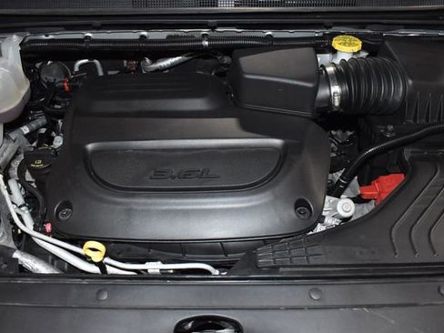 Used 2024 Chrysler Pacifica Touring-L image 10