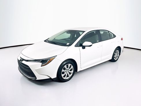Used 2025 Toyota Corolla LE image 3