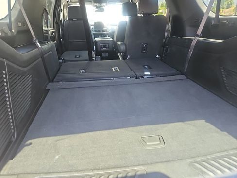 Used 2023 Chevrolet Suburban LT w/ Luxury Package RWD image 9