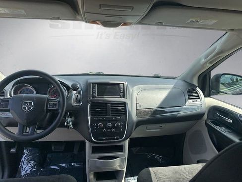Used 2018 Dodge Grand Caravan SE FWD image 3