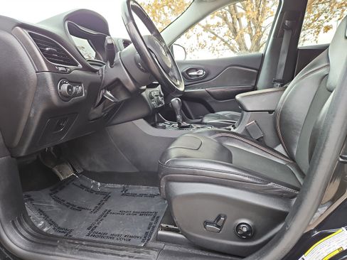 Used 2021 Jeep Cherokee Trailhawk image 9