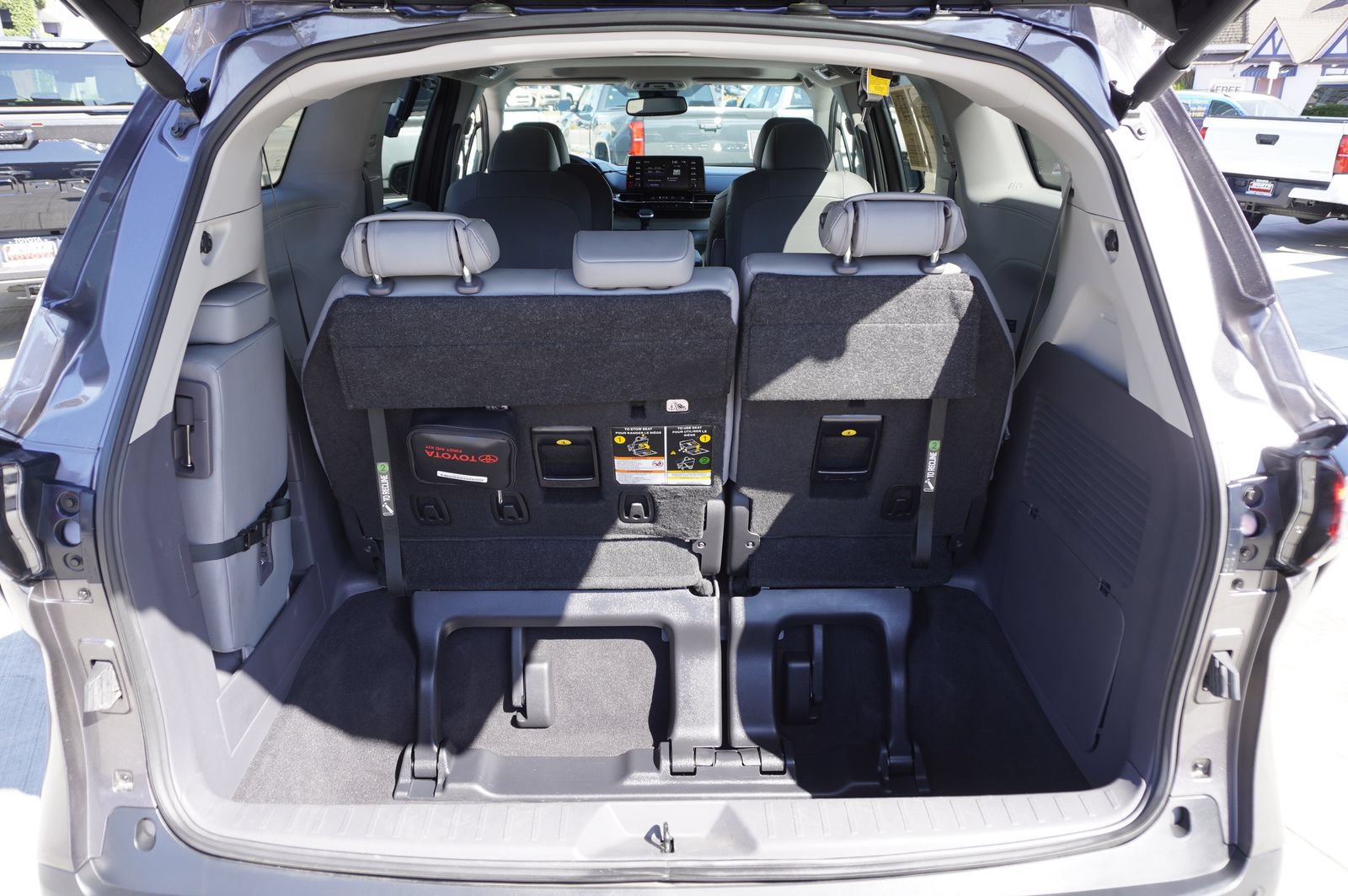 Certified 2023 Toyota Sienna XLE FWD image 8
