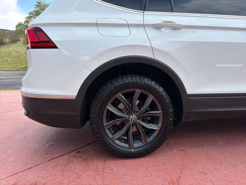 Used 2022 Volkswagen Tiguan SE AWD/4WD image 36