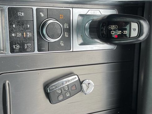 Used 2015 Land Rover Range Rover Sport SE image 23