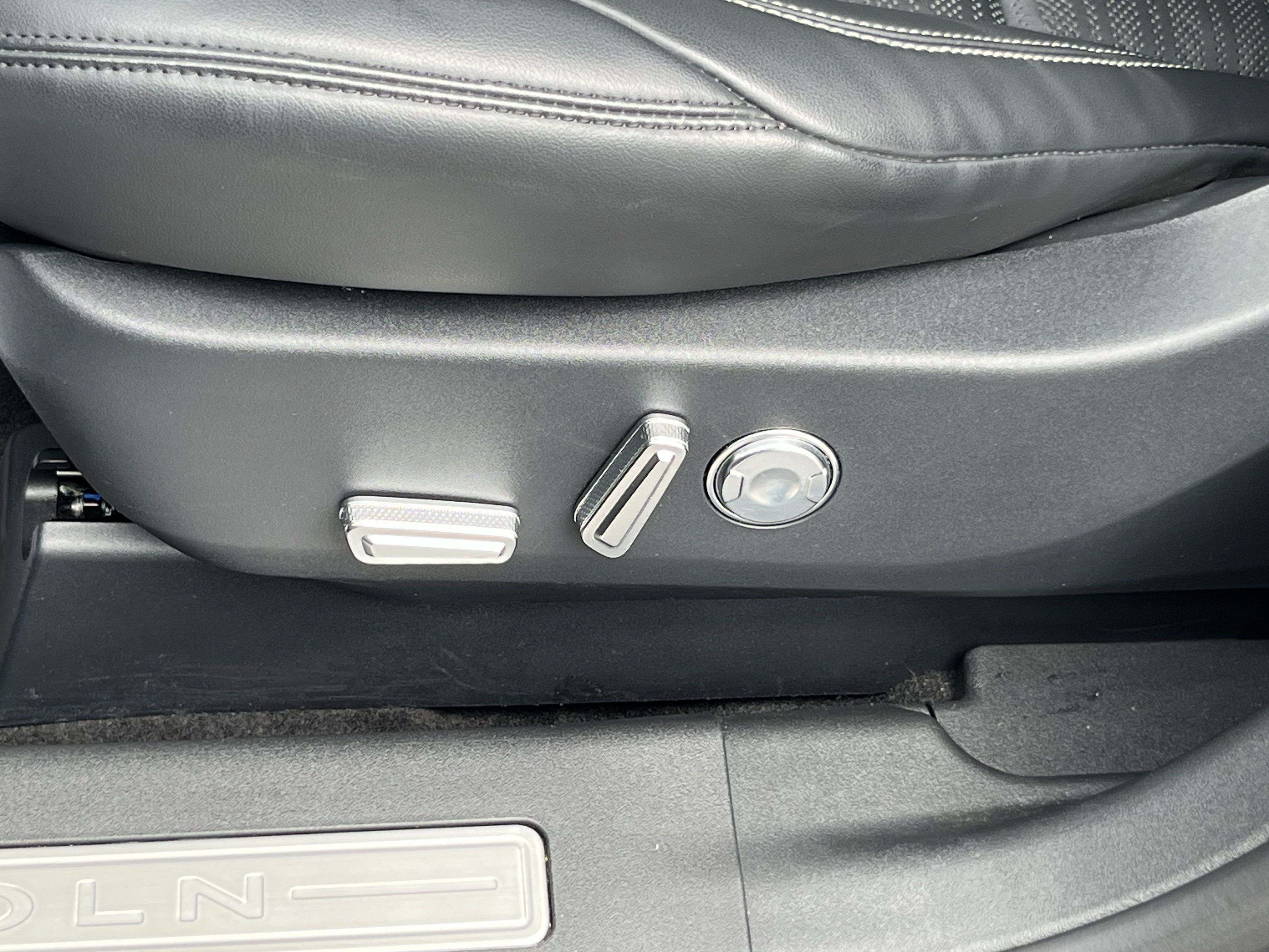 Used 2025 Lincoln Nautilus Reserve AWD/4WD image 17