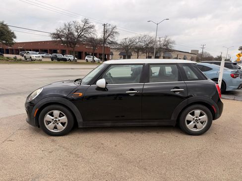 Used 2017 MINI Cooper 4-Door Hardtop image 2