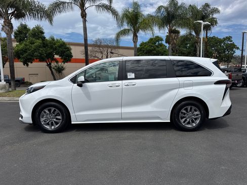 New 2026 Toyota Sienna LE FWD image 7