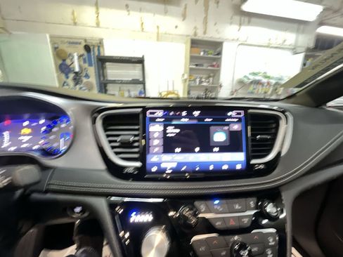 Used 2025 Chrysler Pacifica Limited image 16